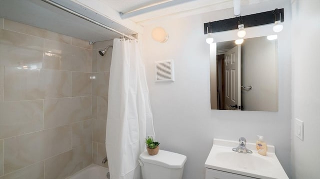 bathroom with toilet, vanity, visible vents, and shower / tub combo with curtain