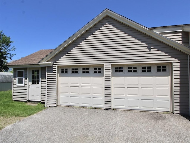 25 Rollinson Rd, Worcester, MA 01606 - garage featuring driveway