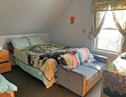 bedroom featuring vaulted ceiling and carpet flooring