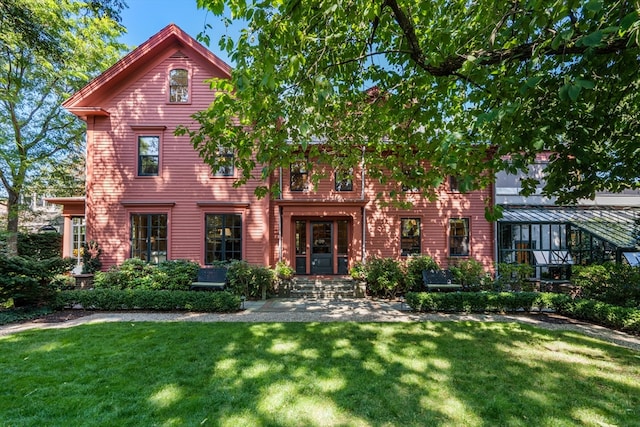 view of front of home featuring a front lawn