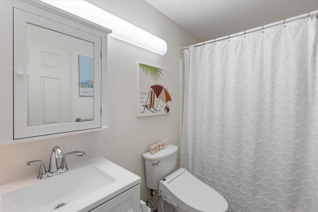 bathroom featuring a shower with curtain, vanity, and toilet