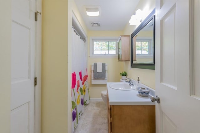bathroom with vanity, toilet, baseboards, and a shower with shower curtain