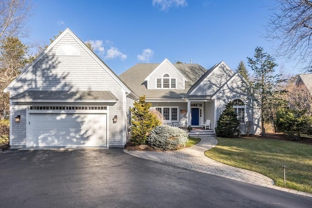 view of front of property featuring a front lawn and a garage