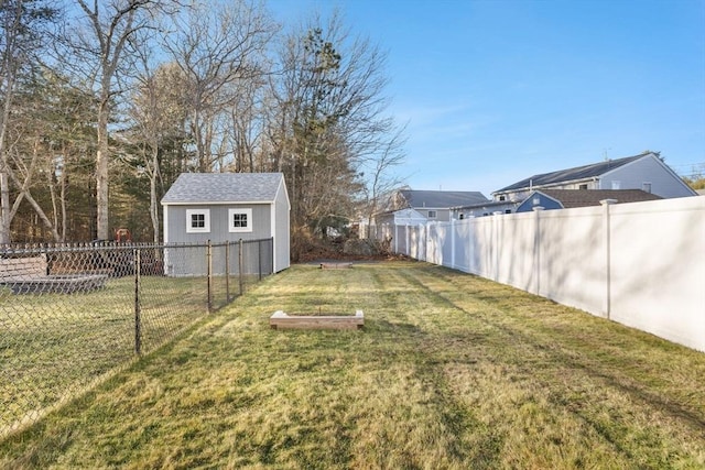 view of yard featuring an outdoor structure