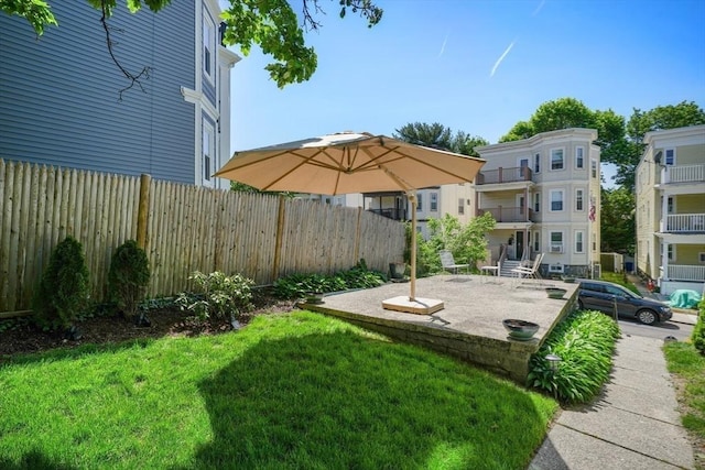 view of yard featuring a patio area