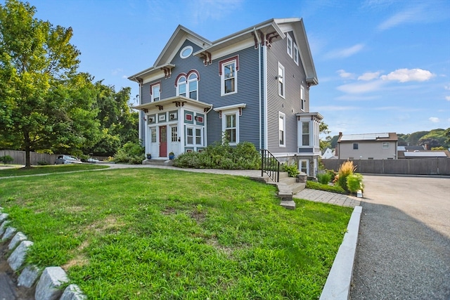 view of front of property featuring a front yard