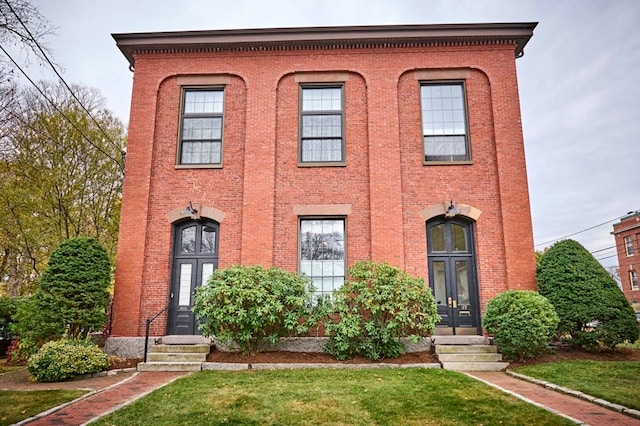 view of front of home featuring a front yard