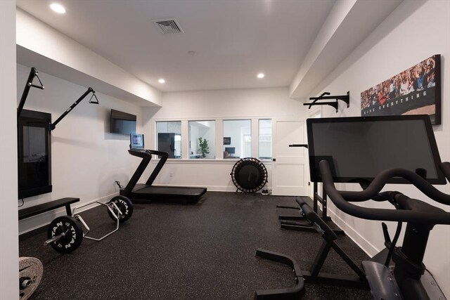 workout area with recessed lighting, visible vents, and baseboards