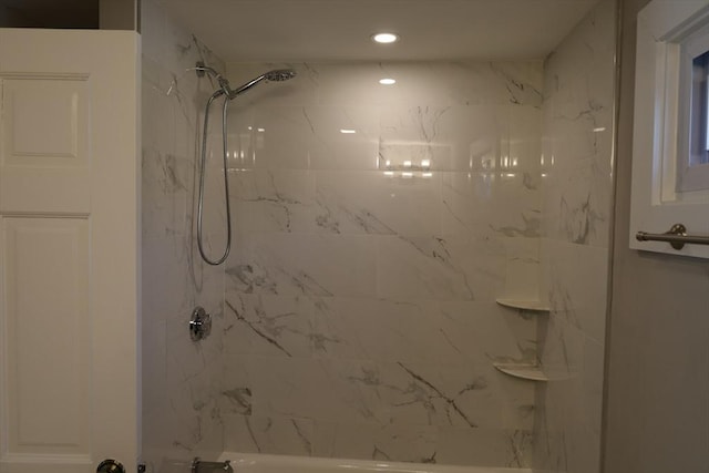 bathroom with tiled shower / bath