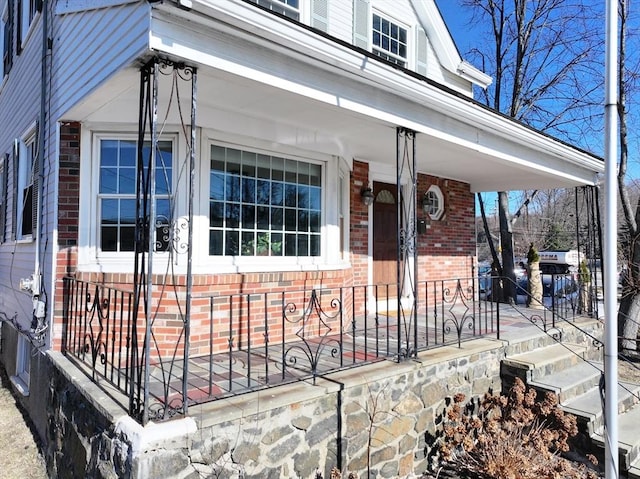 entrance to property featuring a porch