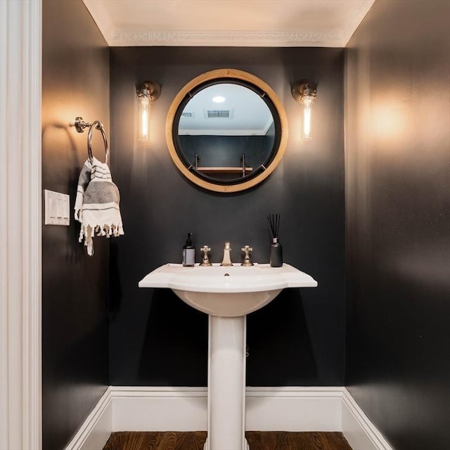 bathroom featuring visible vents and baseboards