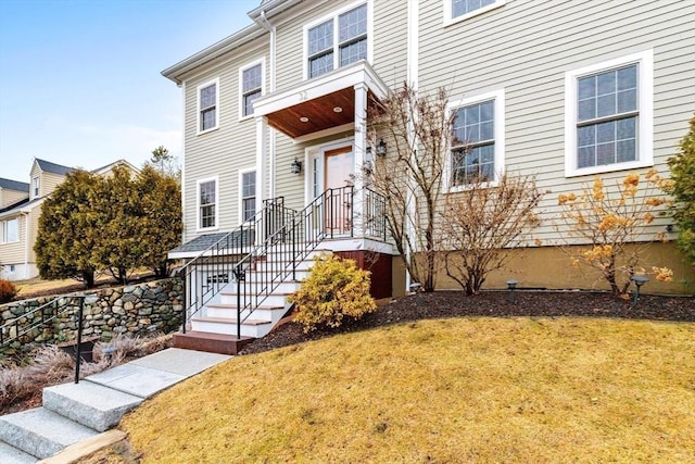 view of front of home featuring a front yard