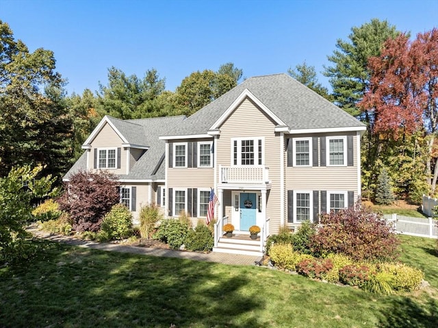 colonial home featuring a front yard