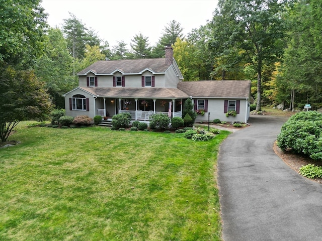 view of front of property featuring a front lawn and a porch