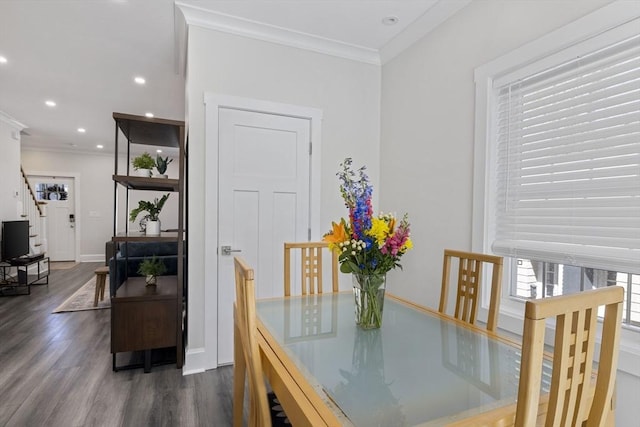 dining room with crown molding, recessed lighting, baseboards, and wood finished floors