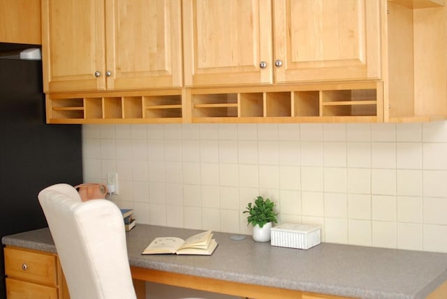 details featuring tasteful backsplash and built in study area