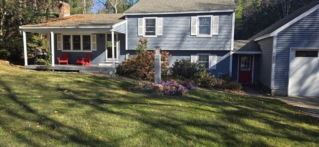 view of front of property with a front lawn