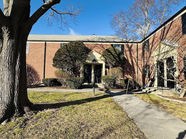 view of front facade featuring a front yard