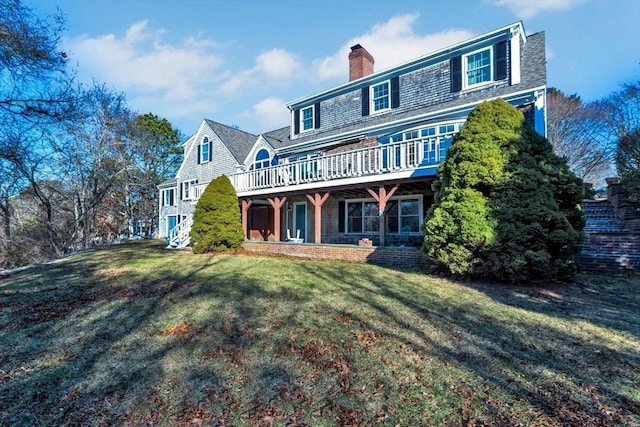 view of front of home with a wooden deck and a front yard