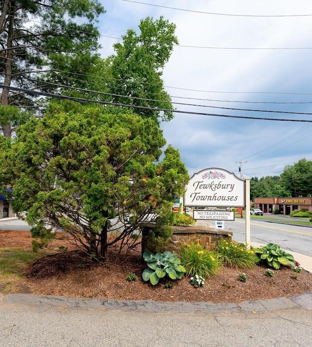 view of community / neighborhood sign