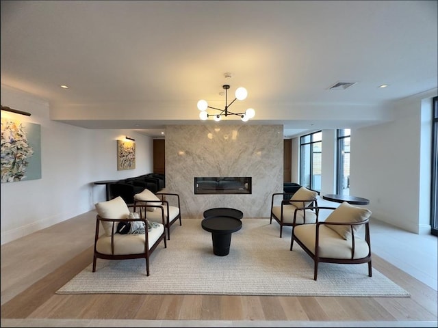living room featuring a chandelier, recessed lighting, baseboards, wood finished floors, and visible vents