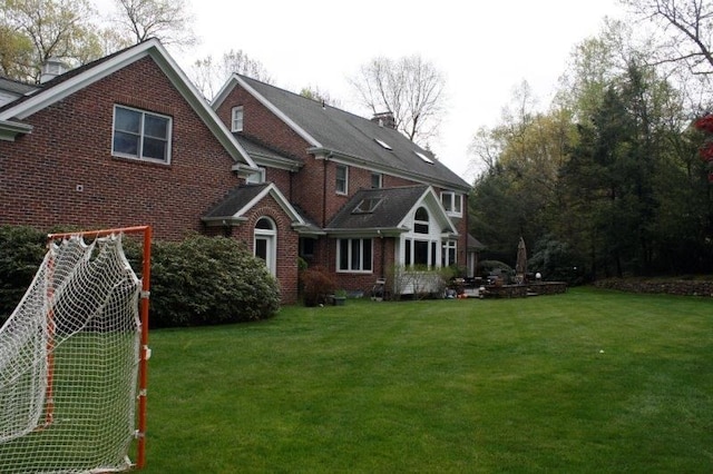 view of front of home featuring a front lawn