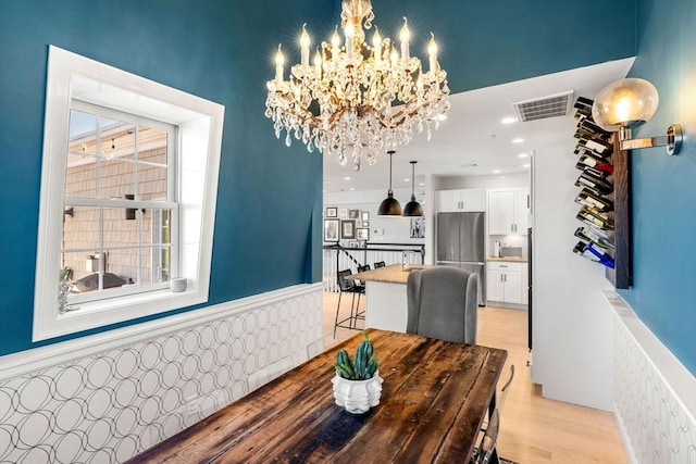 dining room featuring a notable chandelier, visible vents, light wood-style flooring, and recessed lighting