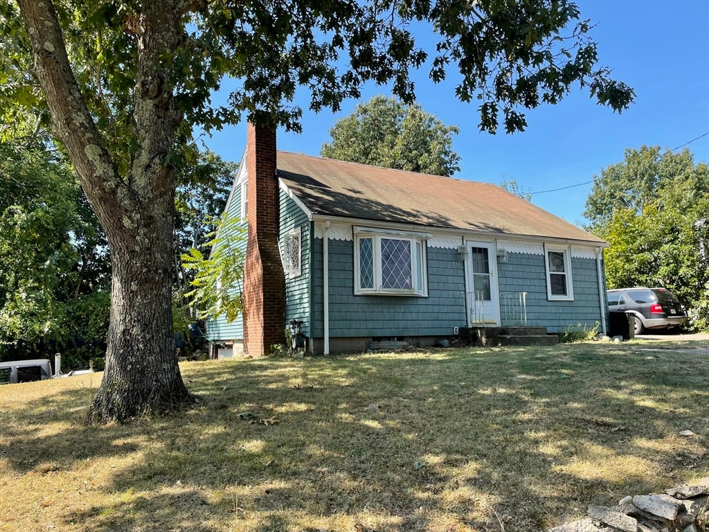 view of front facade with a front yard