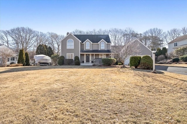 traditional home featuring a front lawn