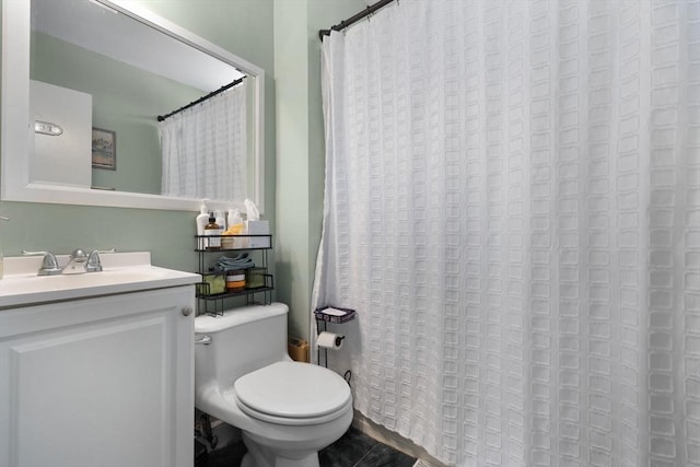 full bathroom featuring curtained shower, vanity, and toilet