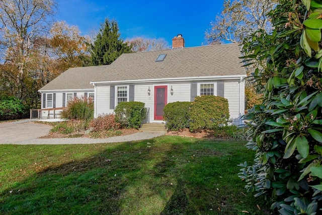 view of front of home featuring a front yard