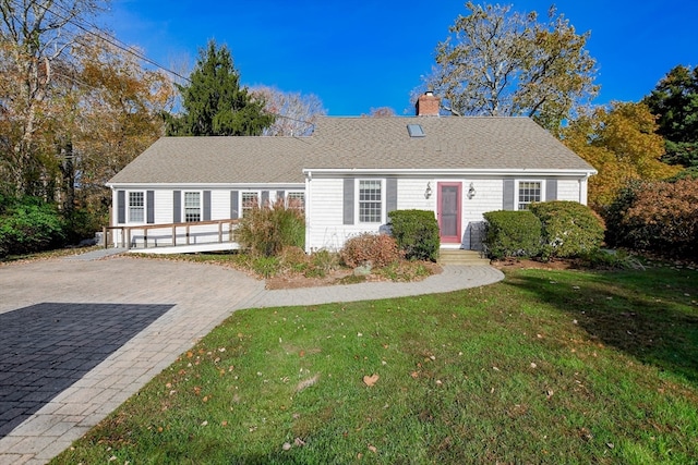 view of front facade featuring a front yard