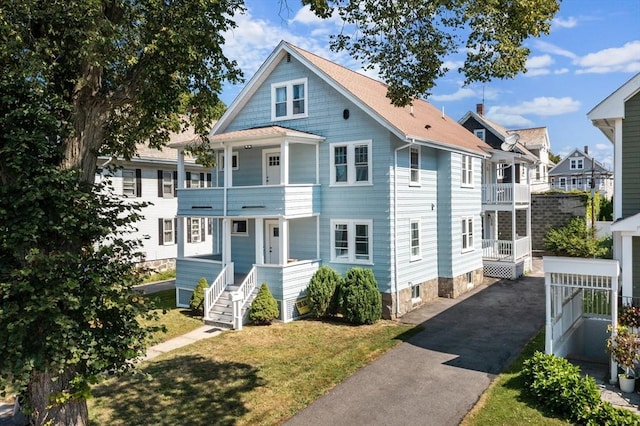 view of front of property featuring a balcony