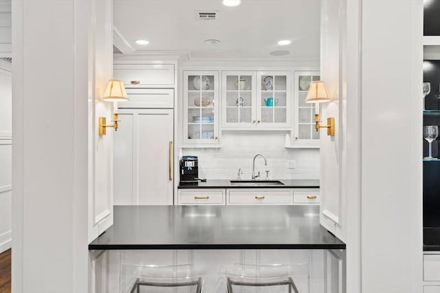 bar featuring visible vents, backsplash, ornamental molding, recessed lighting, and a sink