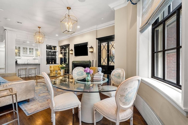 dining room with visible vents, a notable chandelier, wood finished floors, recessed lighting, and crown molding