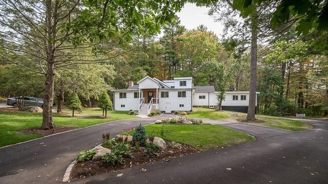 view of front facade featuring a front yard