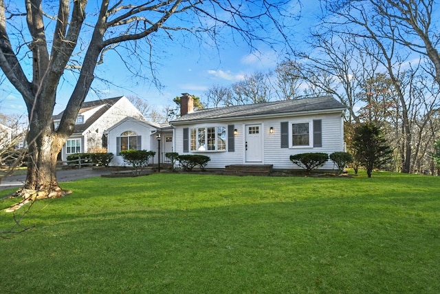 ranch-style house featuring a front yard