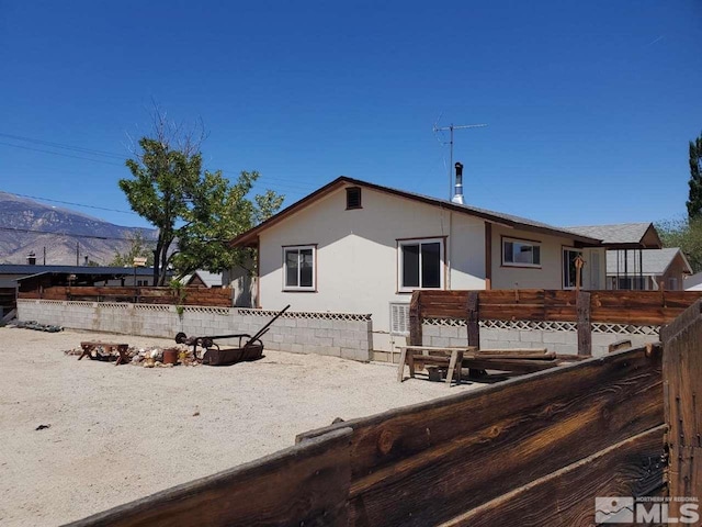 view of front of house featuring a mountain view