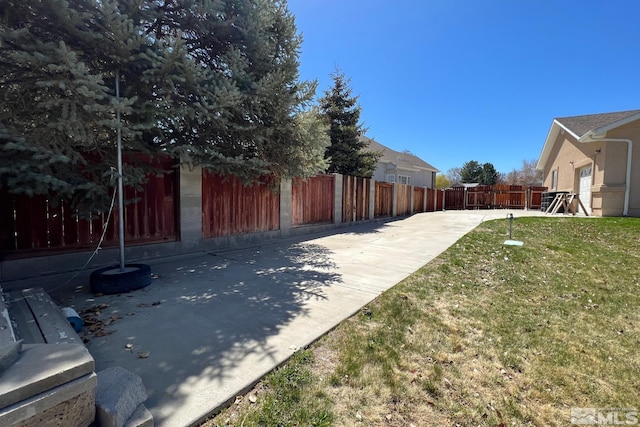 view of yard featuring a patio area