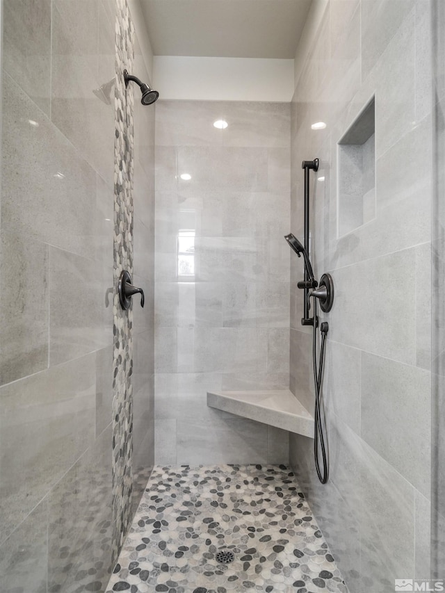 bathroom featuring tiled shower