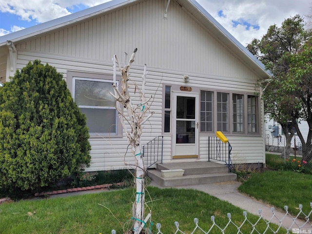 view of front of property featuring a front lawn