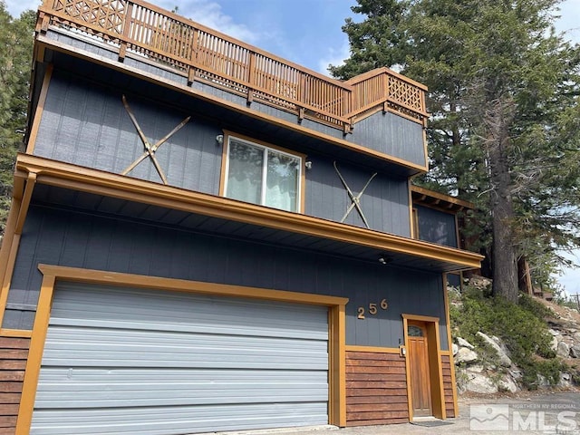 view of front facade with a garage