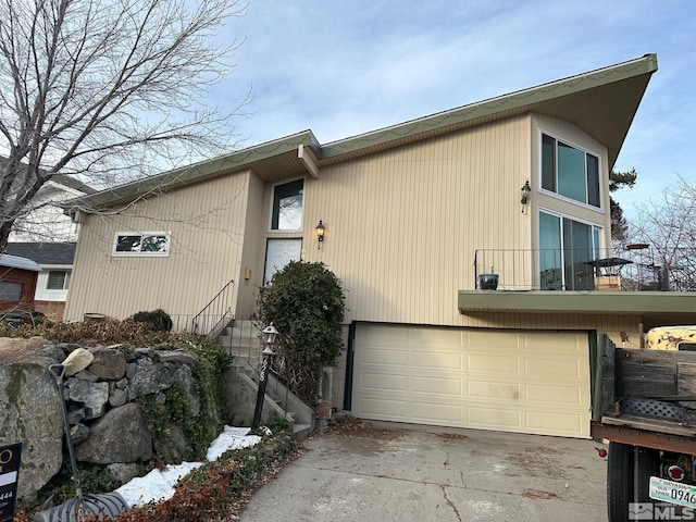 view of front facade featuring a garage