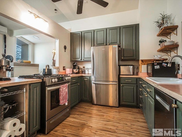 kitchen featuring light hardwood / wood-style floors, stainless steel appliances, ceiling fan, and sink