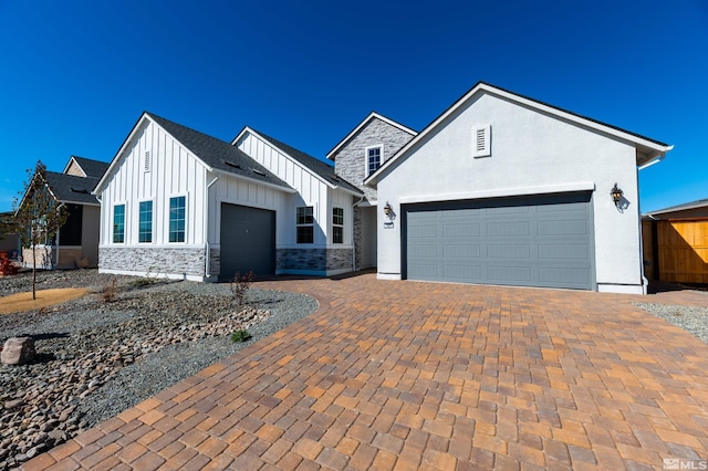 view of front facade featuring a garage