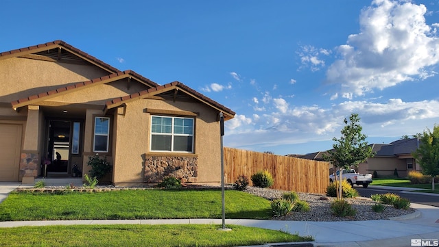 view of front of property featuring a front yard