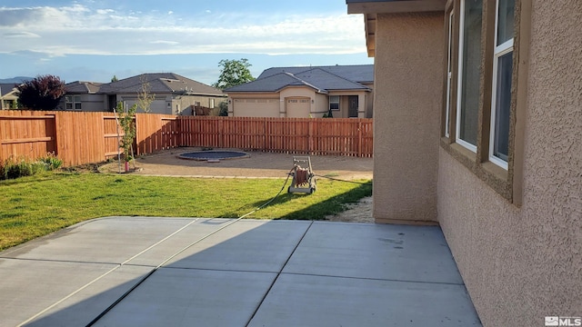 view of yard featuring a patio area