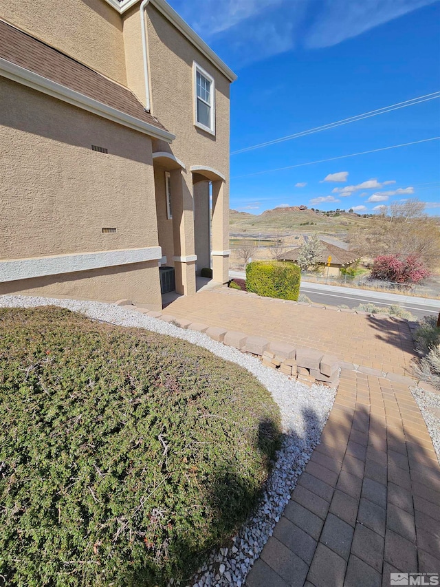 view of yard with a mountain view