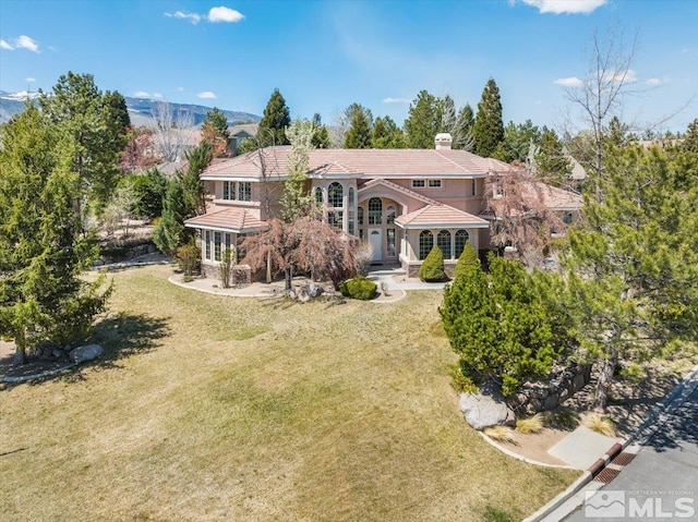 view of front of home featuring a front lawn