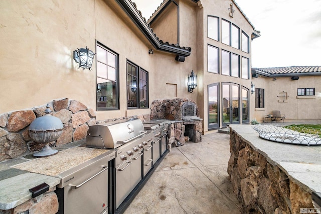 view of patio / terrace featuring an outdoor kitchen